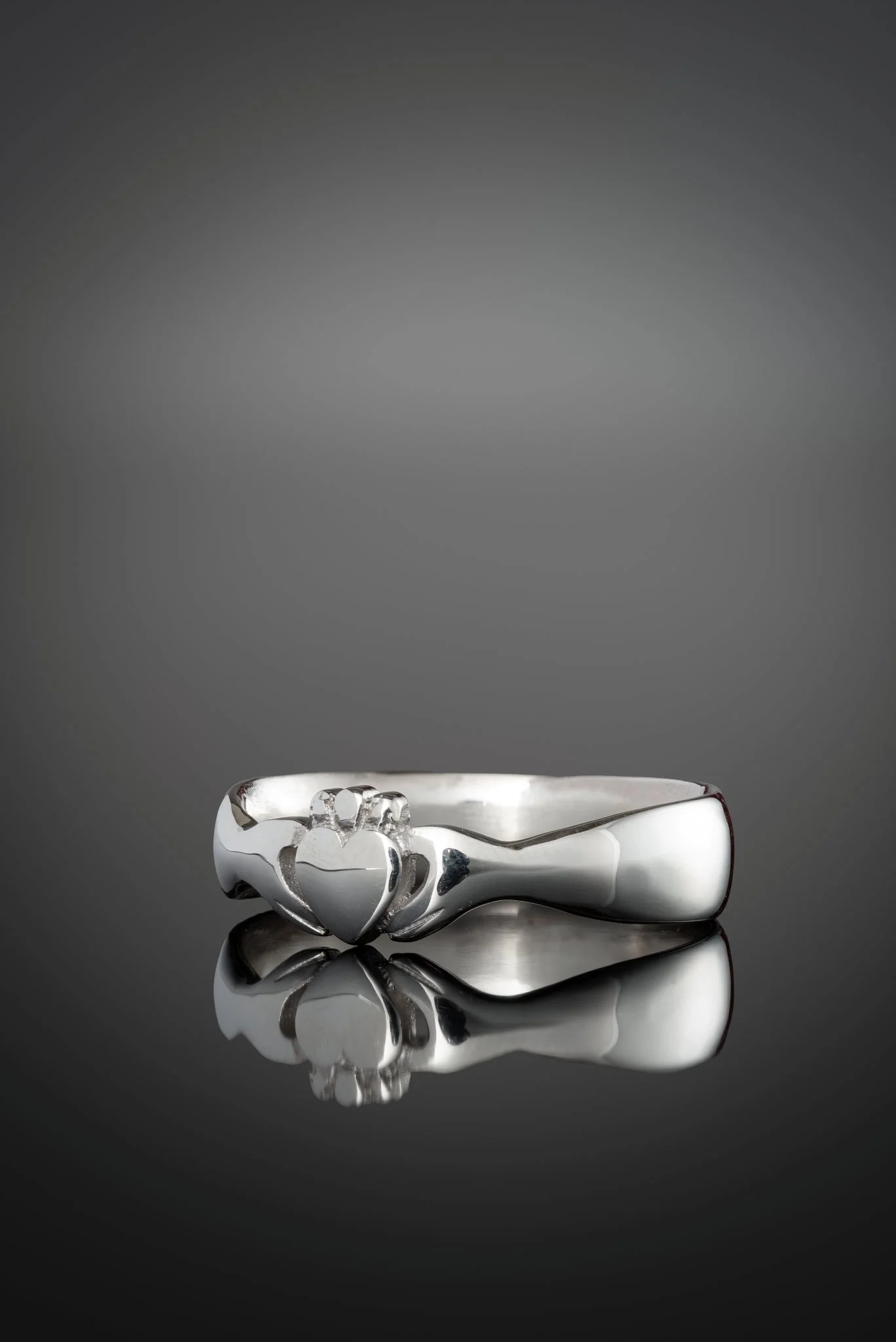 An Cuar Claddagh Ring - Image 2