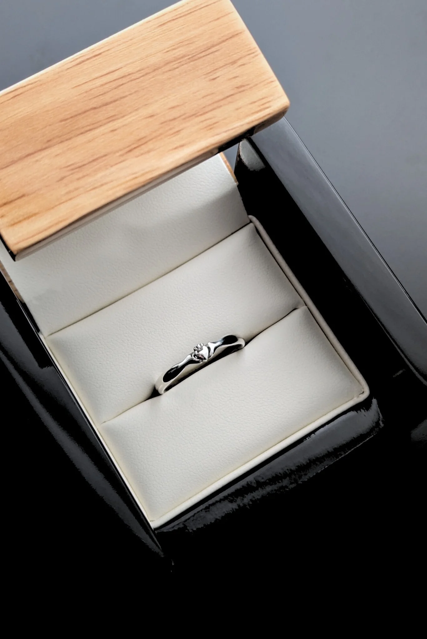 An Ceann Beag Claddagh Ring - Image 2