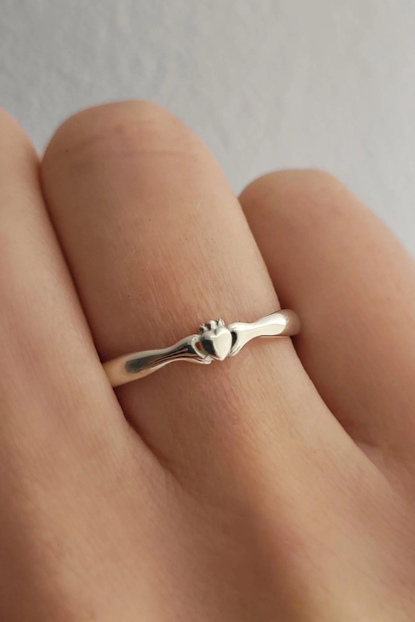 An Ceann Beag Claddagh Ring - Image 4
