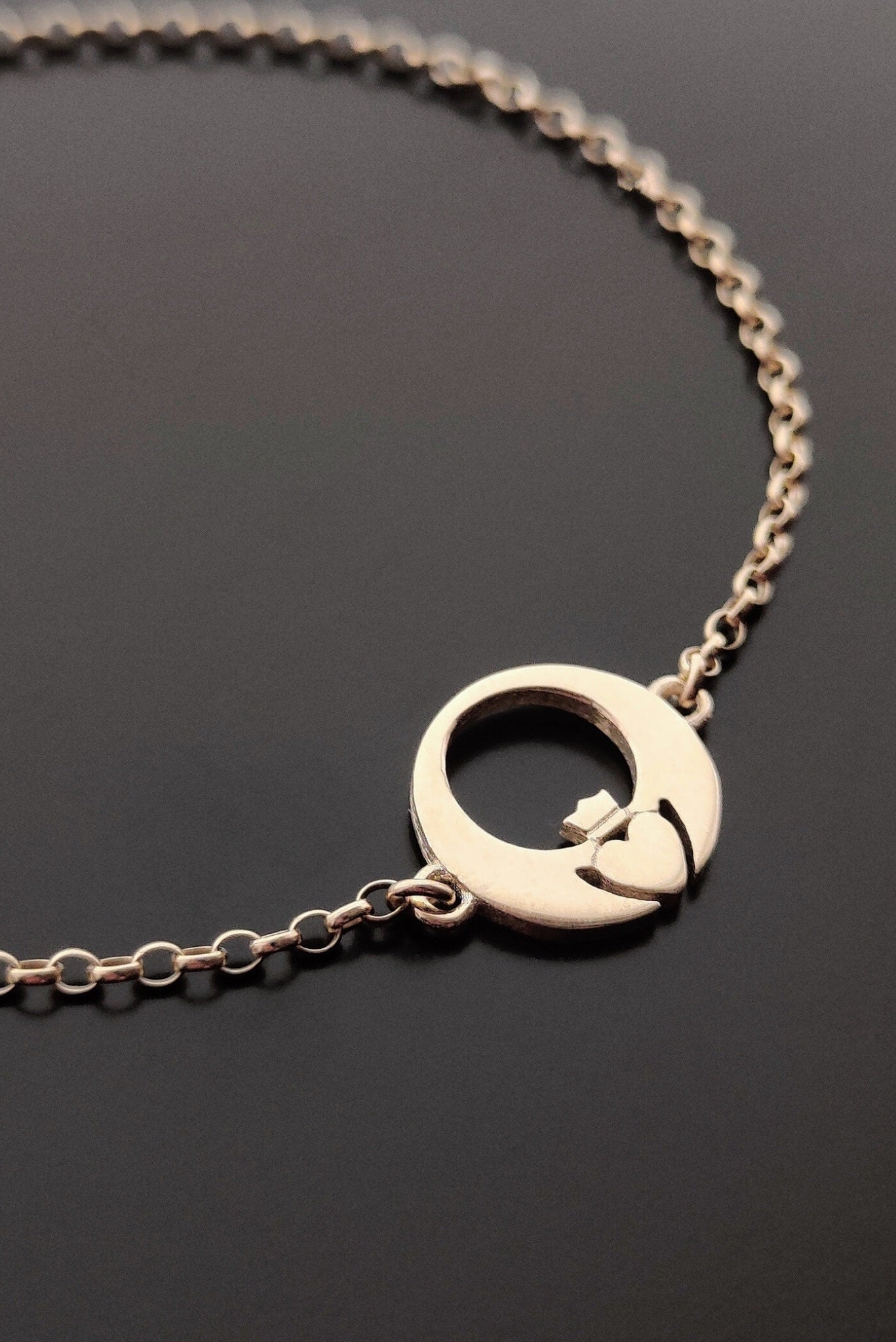 Contemporary Claddagh Bracelet Gold - Image 2