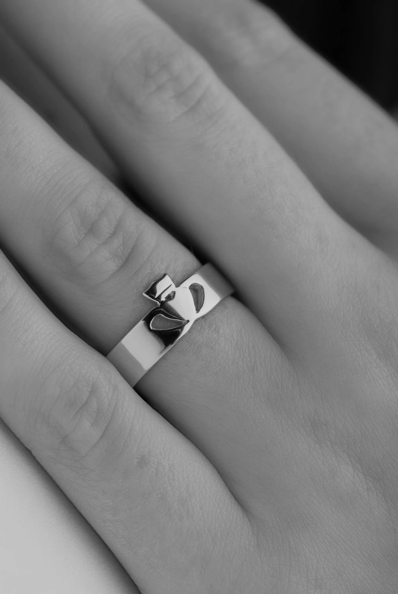 Heart of Gold Claddagh Ring White Gold - Image 4
