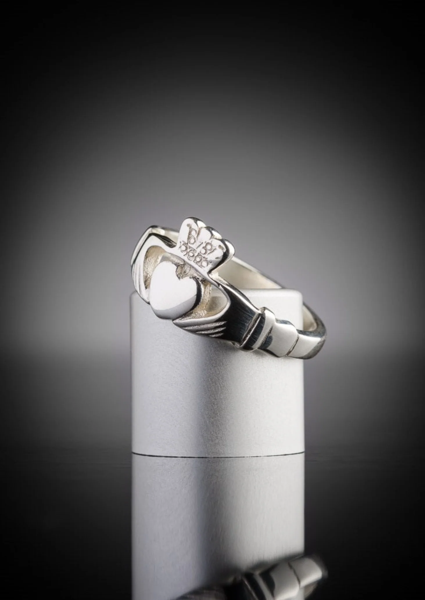 Classic White Gold Claddagh Ring - Image 3