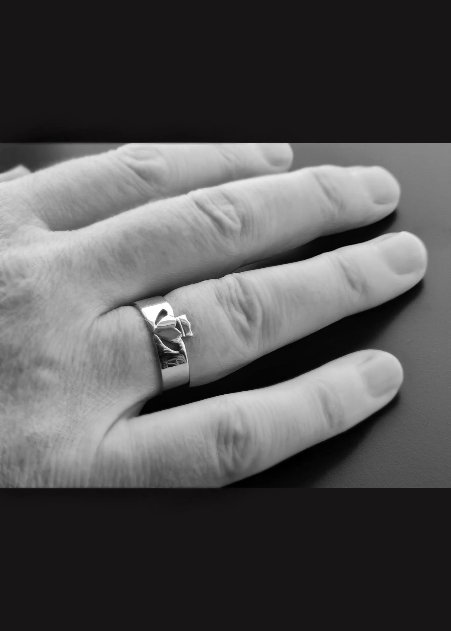 Men's Gold Claddagh Ring Modern - Image 4