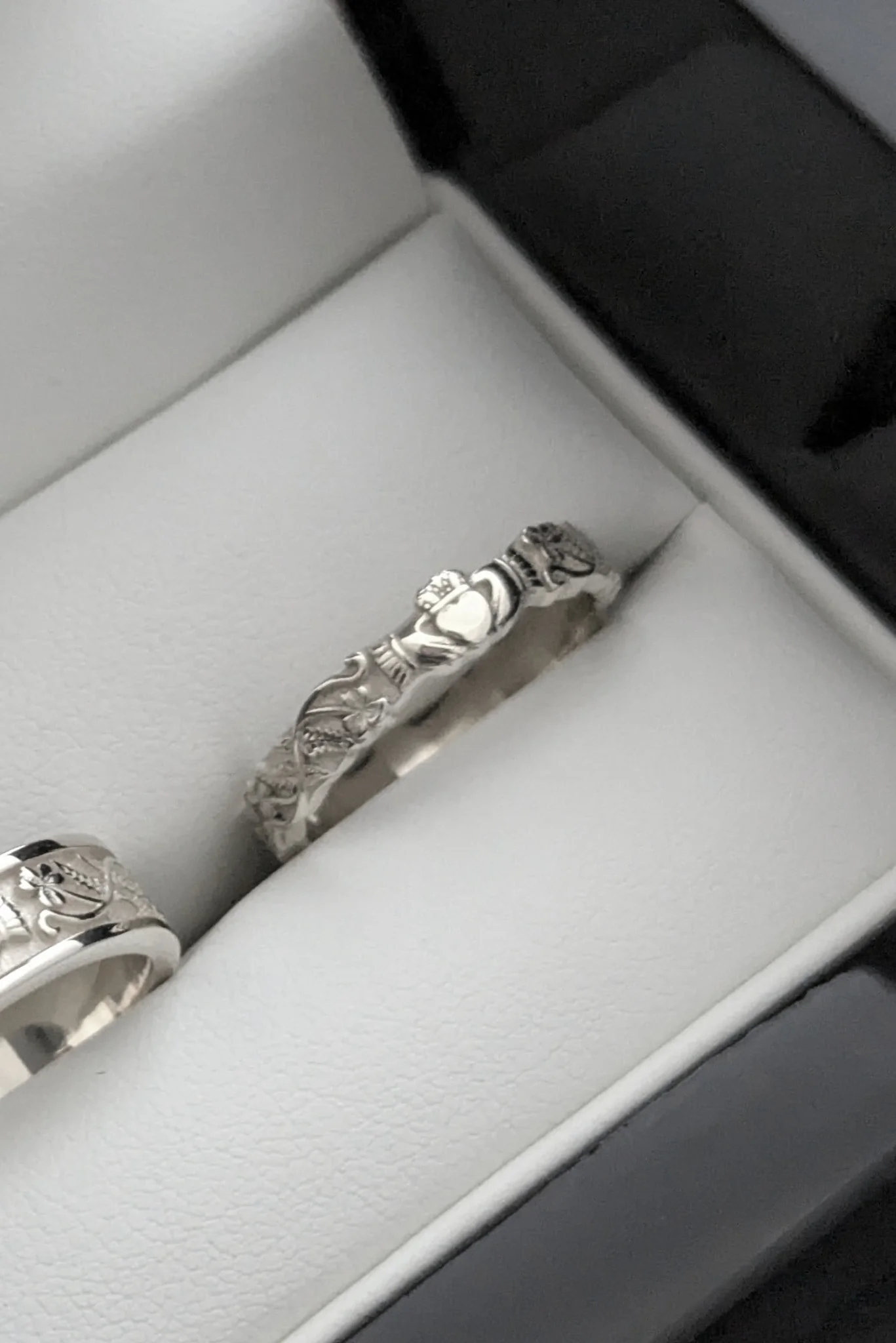 Silver Nature-Inspired Fern & Shamrock Claddagh Ring 3.5mm - Image 3