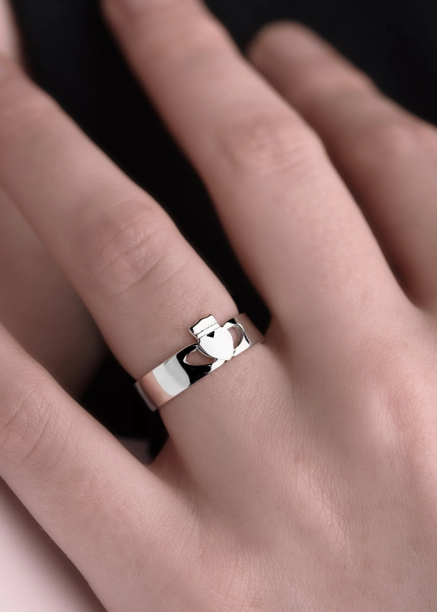Rose Gold Claddagh Ring Modern - Image 3