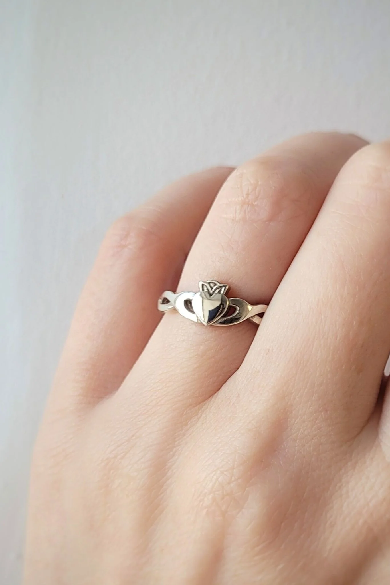 Gold Twist Claddagh Ring - Image 5